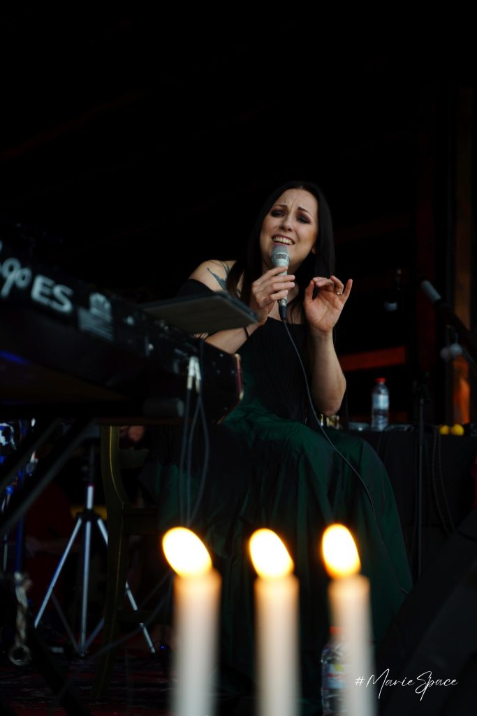 Aija Vītoliņa uzstājas Būtība Festivālā