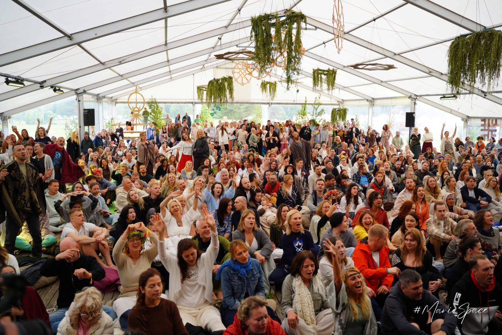 dziesma un rīta plūdums festivāla viesiem.