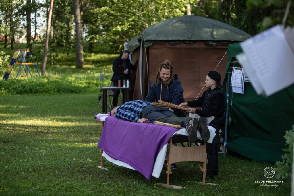 saņem masāžu festivālā būtība