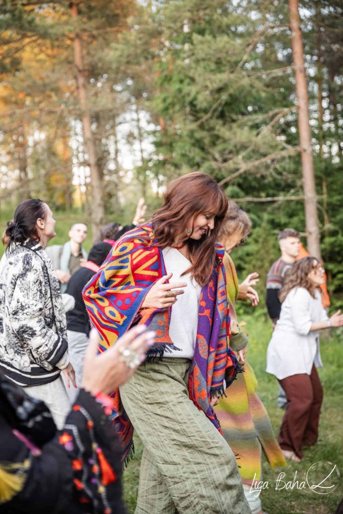 Ekstātiskās dejas dalībnieki mūzikas plūsmā.