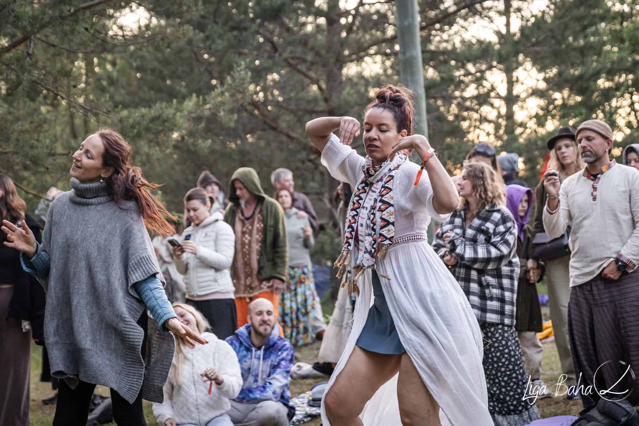 Ekstātiskās dejas pie dabas festivālā