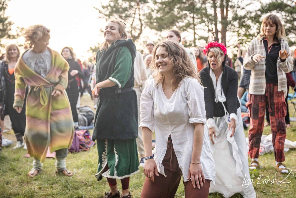 Ekstātiskās dejas mirklis pie dabas