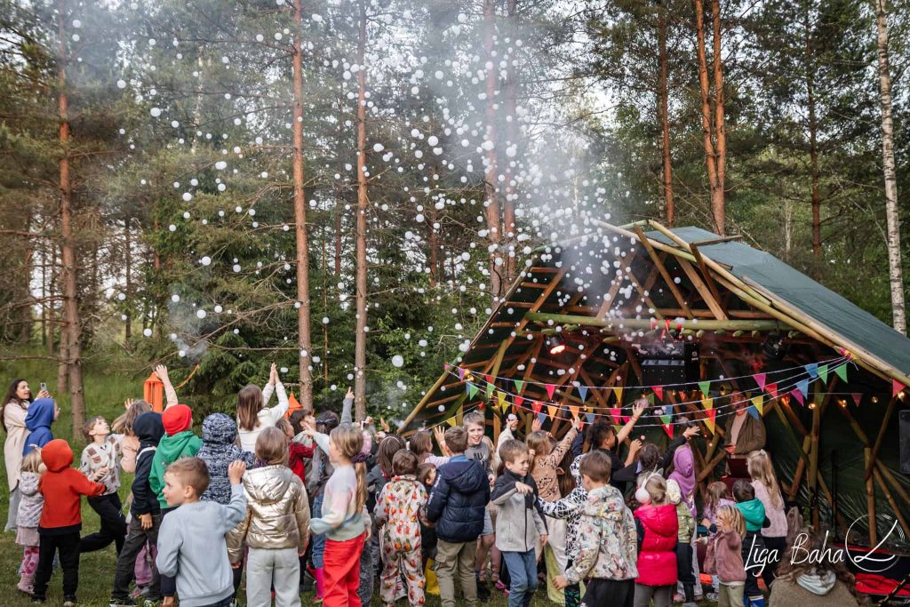 bērnu deju pasākums jāņu naktī