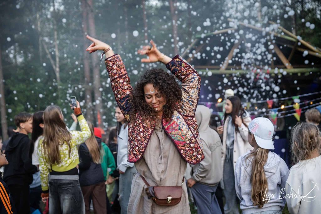 Zane Kugrēna vada bērnu deju pasākumu festivālā Būtība