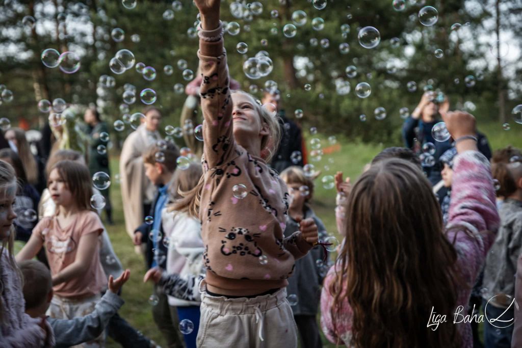 bērni spēlējas ar burbuļiem