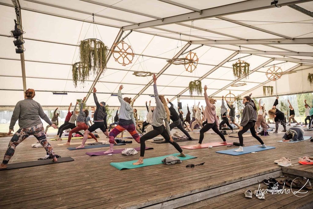 Jogas nodarbība un rīta plūdums festivāla viesiem.