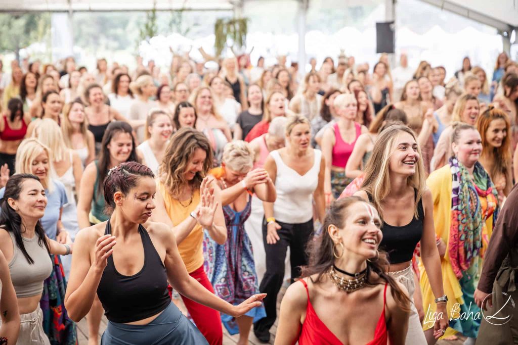 sieviešu aplis un dejas festivālā
