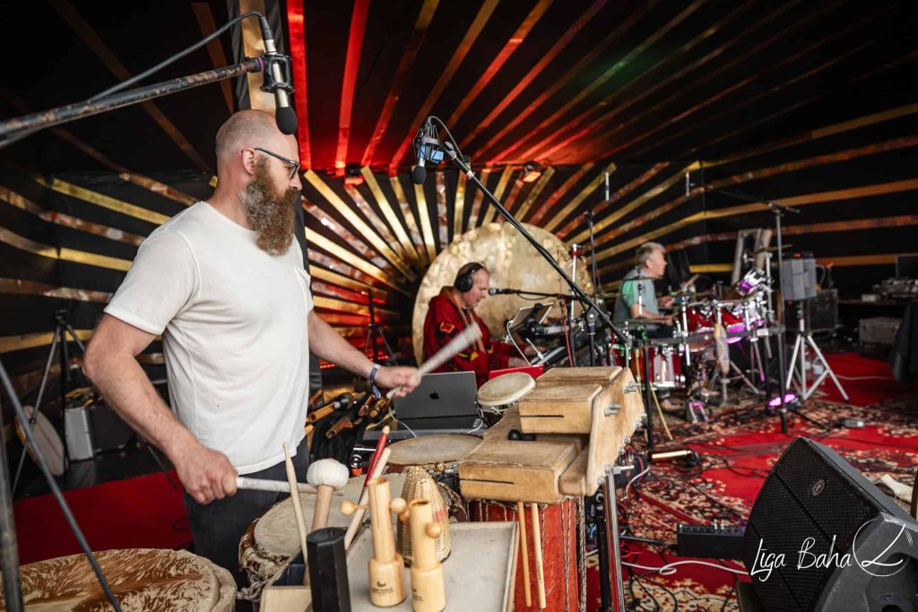 Kristaps Krolls un citi mūziķi gatavojas deju ceļojumam festivālā būtība