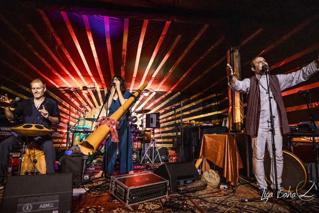 Dzīvās mūzikas koncerts uz skatuves festivālā Būtība 2026.