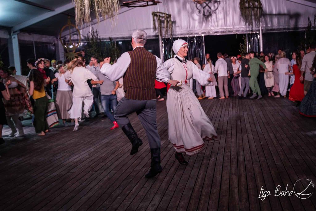 rotaļu dejas ar Sandru Bārtnieci festivāla jāņu naktī