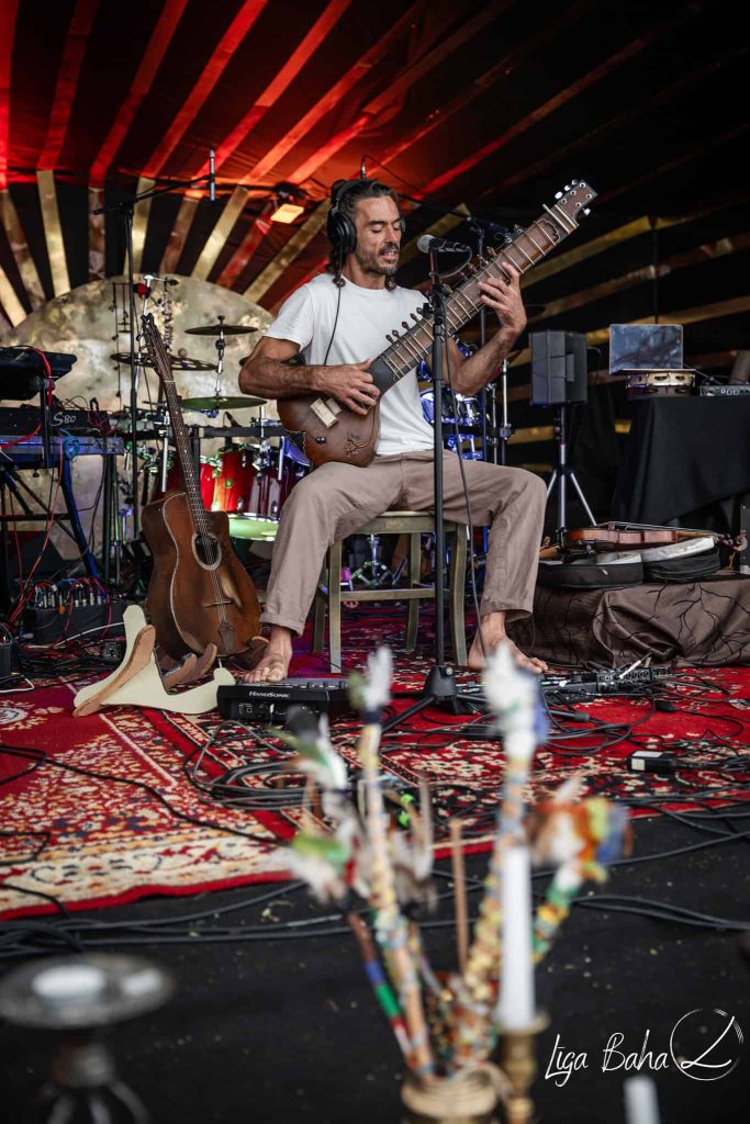 ekstātisko deju dj izmanto dzīvās mūzikas instrumentus