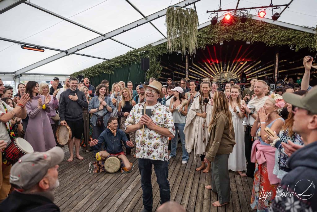 pēc bungu apļa ar Rishi festivālā