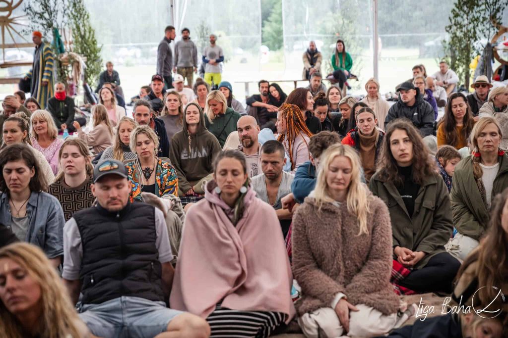 klusuma brīdis festivālā