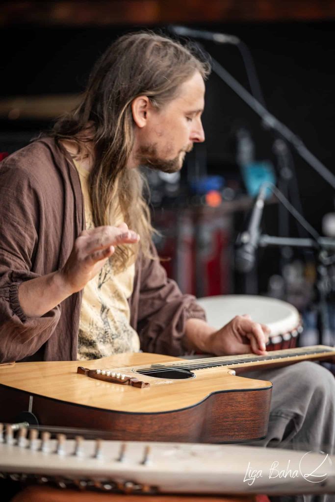 reinis jaunais atskaņo jauno albūmu festivālā būtība