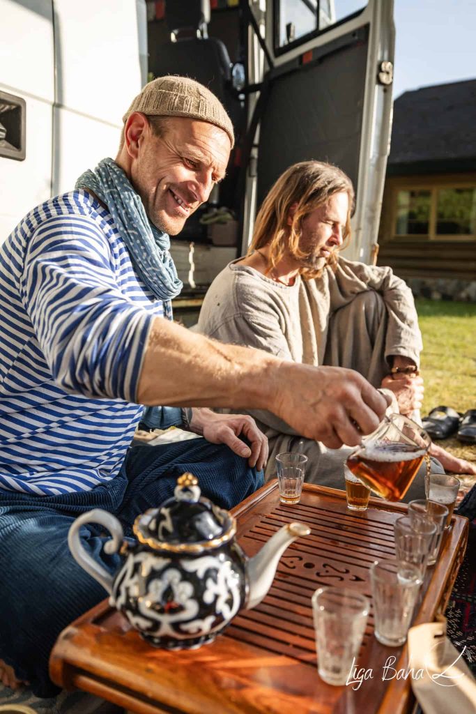 tējas dzeršana pie dabas ar Oskaru