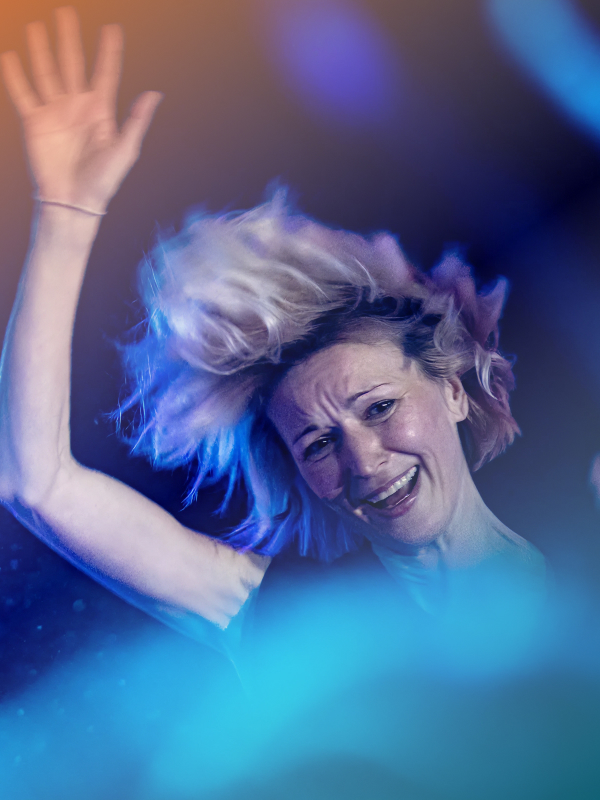 Sandra Bārtniece vada rotaļu deju nodarbību būtība festivālā