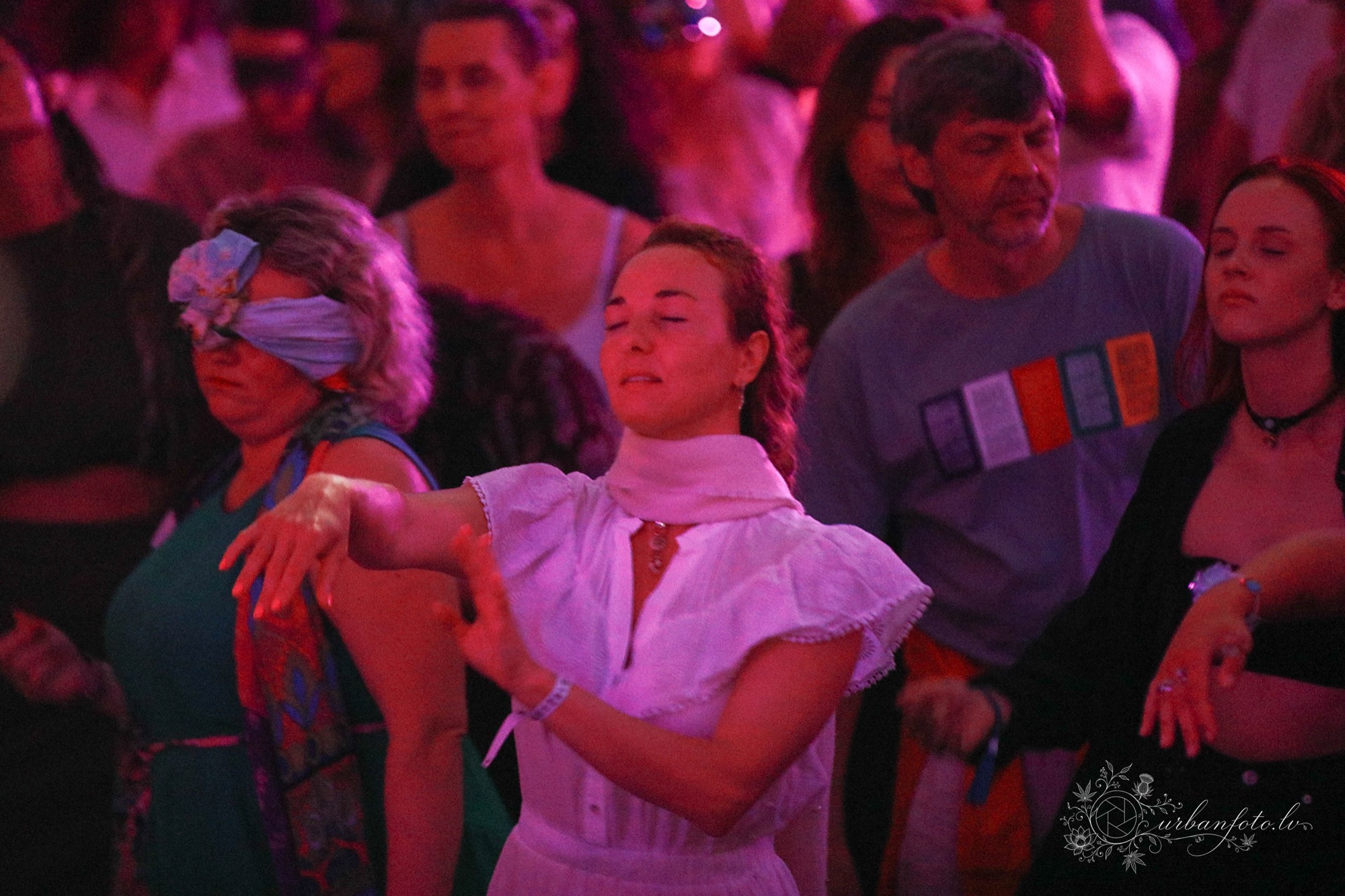 Dalībnieki iegrimst transa dejā BŪTĪBA festivālā, ļaujoties mūzikai, ritmam un brīvai kustībai.