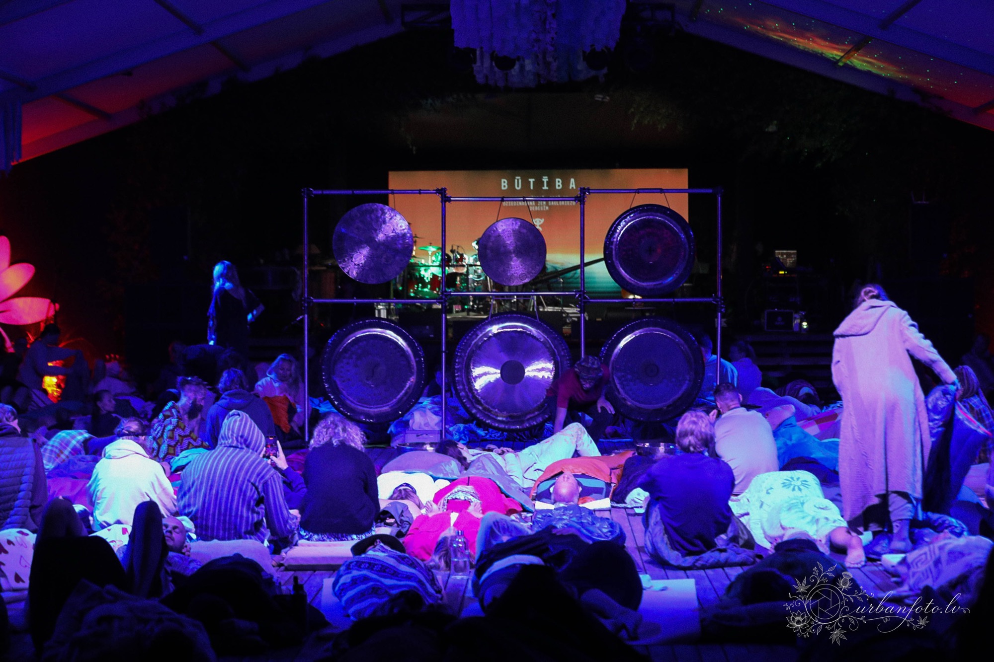 Gongu ceļojums BŪTĪBA festivālā — dalībnieki atpūšas gongu skaņu meditācijā, iegrimstot mierpilnā skaņu un vibrāciju pasaulē.