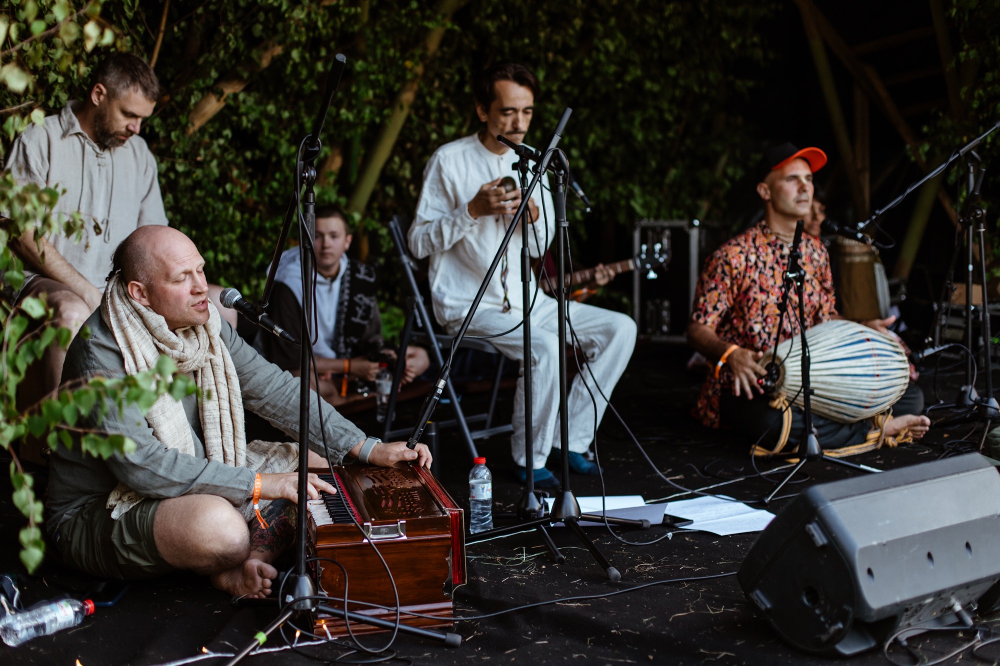 Uģis Kuģis vada sirsnīgu kīrtana dziedājumu BŪTĪBA festivālā 2026, spēlējot harmoniju un piepildot kopā sanākušo telpu ar garīgās mūzikas vibrācijām, siltumu un kopības prieku.