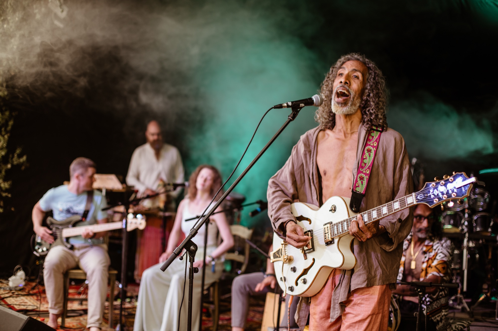 Charlie Vas aizrauj publiku ar ģitāras spēli un spēcīgu vokālu BŪTĪBA Festival 2026 koncertā, kamēr dūmi un skatuves gaismas rada maģisku dzīvas mūzikas atmosfēru.