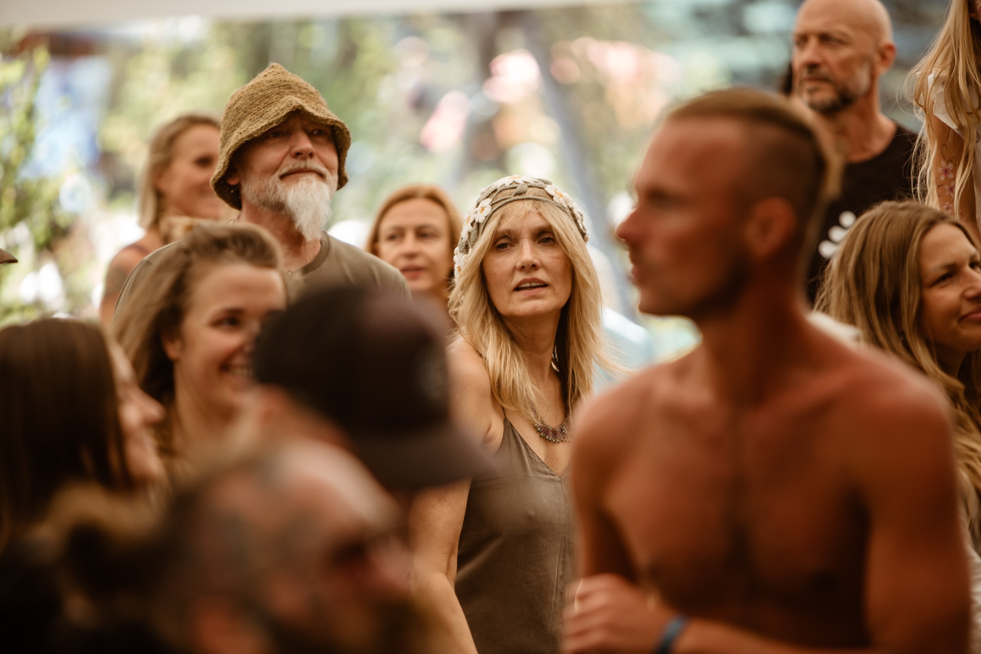 Viktors Runtulis un viņa mīļotā bauda BŪTĪBA Festivāla koncertu, ļaujoties dzīvajai mūzikai, sirsnīgai kopābūšanai un festivāla īpašajai atmosfērai.