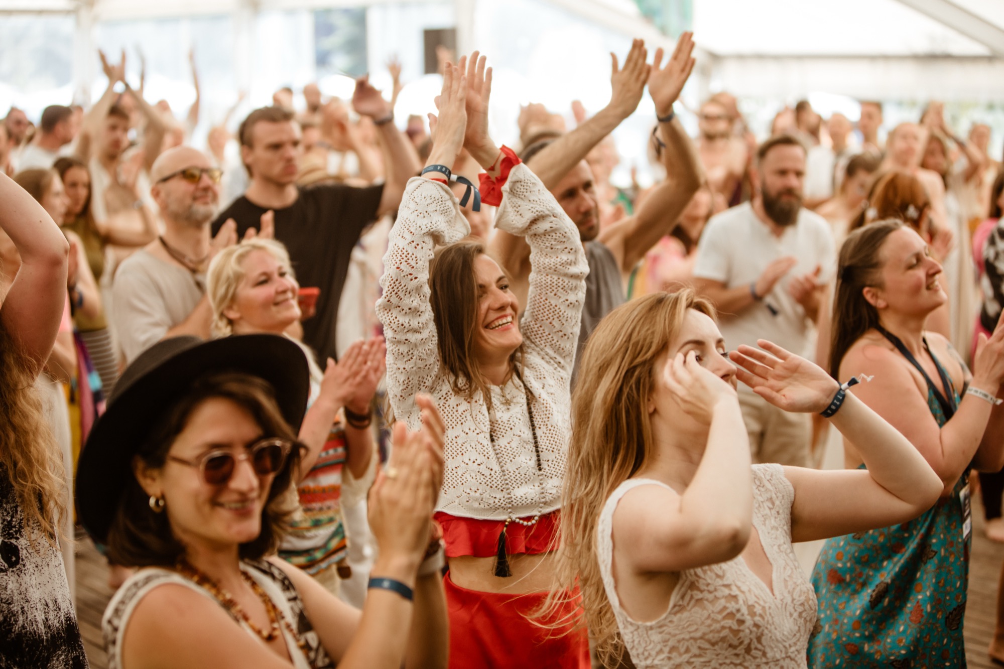 Festivāla dalībnieki brīvi dejo, izbauda mūziku un ļaujas BŪTĪBA Festivālā kopības un prieka enerģijai.