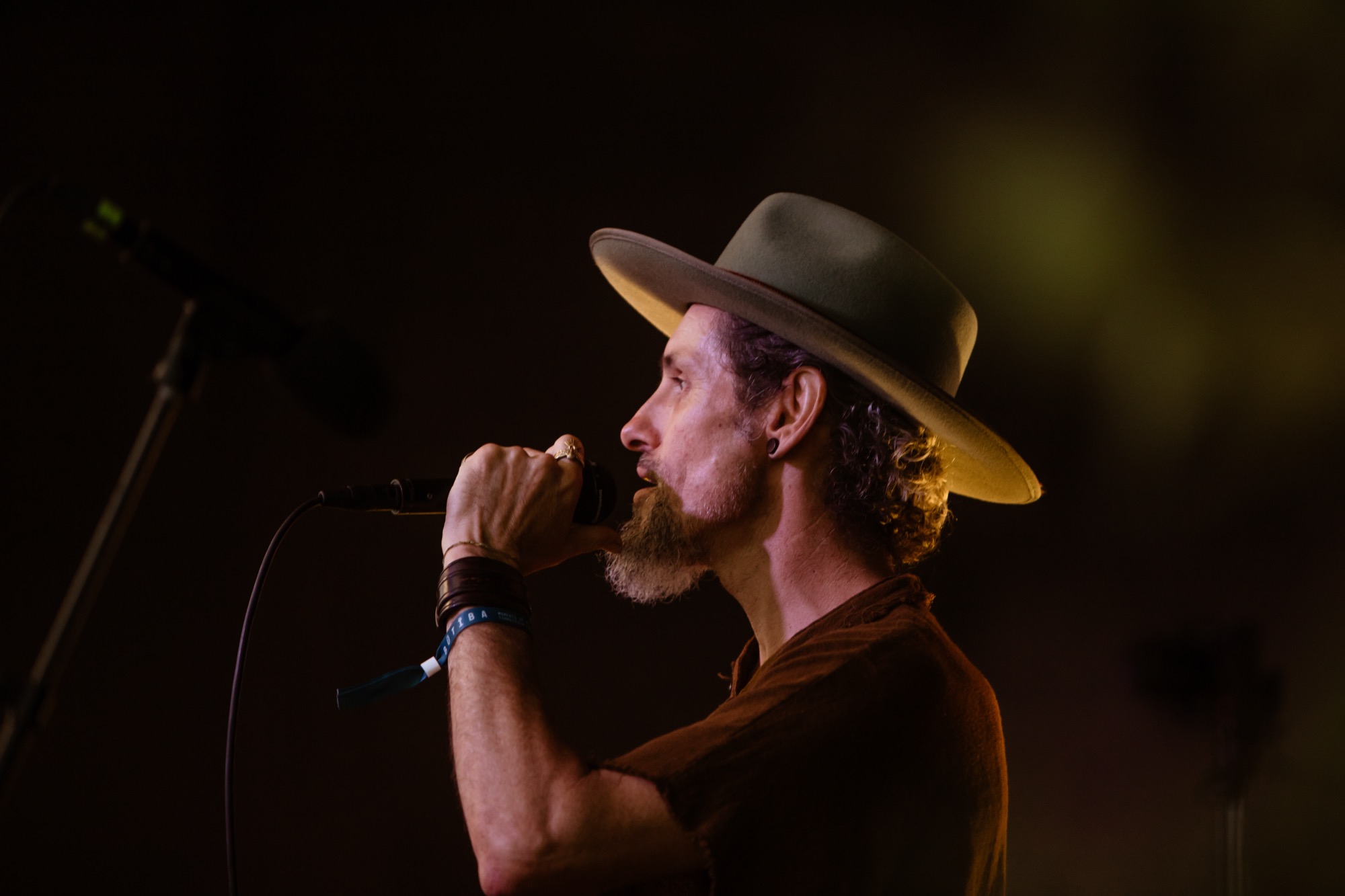 Murray Kyle captivates the crowd with his soulful vocals at BŪTĪBA Festival.