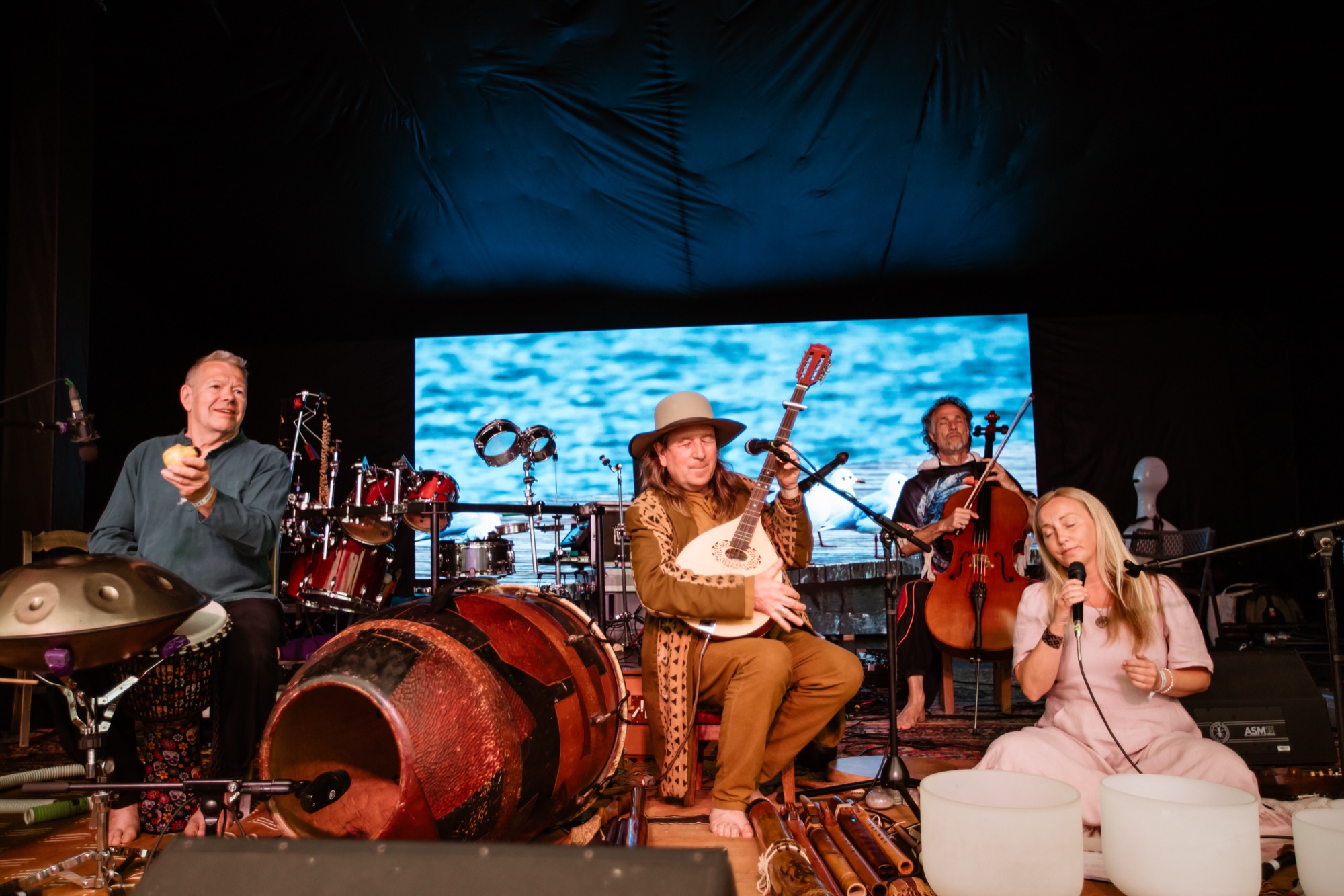 BŪTĪBA festivāla noslēguma koncertā uz vienas skatuves satiekas Kailash Kokopelli, Rishi, Shakya un Inese Kozuliņa, savijot balsis, ritmus un instrumentu skanējumu vienā neaizmirstamā muzikālā ceļojumā.
