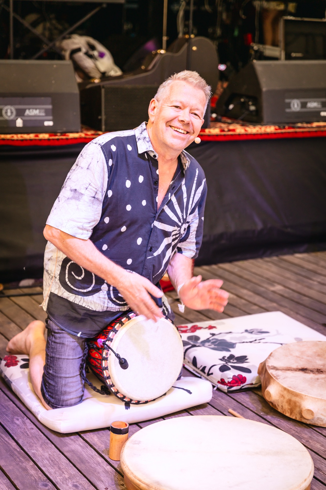 Rishi spēlē bungas BŪTĪBA festivālā, ienesot kopīgajā muzikālajā ceļojumā ritmu, enerģiju un prieku.