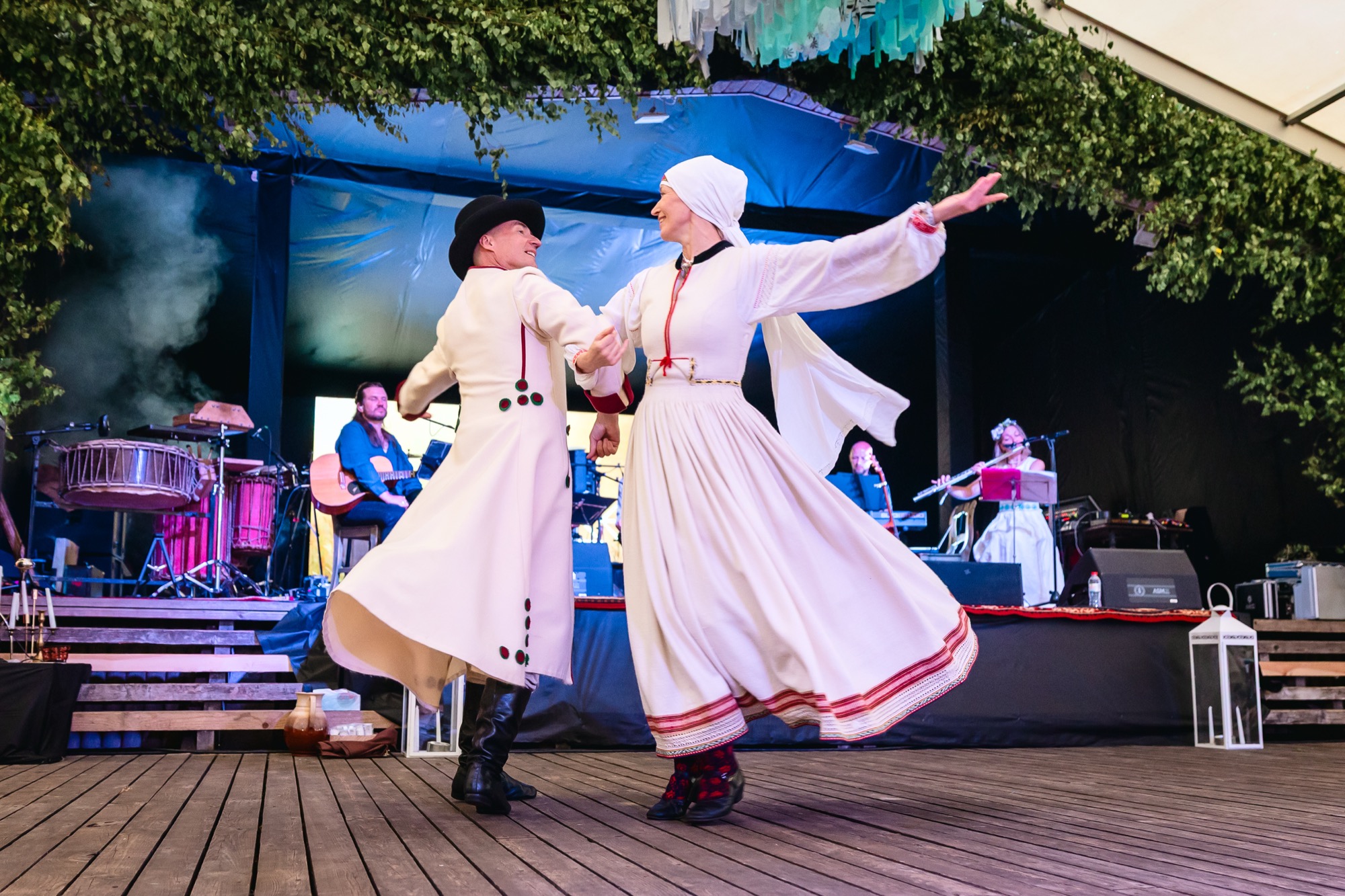 Sandra Bārtniece virpuļo dejā dzīvās Rāmi Riti mūzikas pavadījumā, piepildot BŪTĪBA festivāla skatuvi ar latvisku spēku, ritmu un dzīvesprieku.