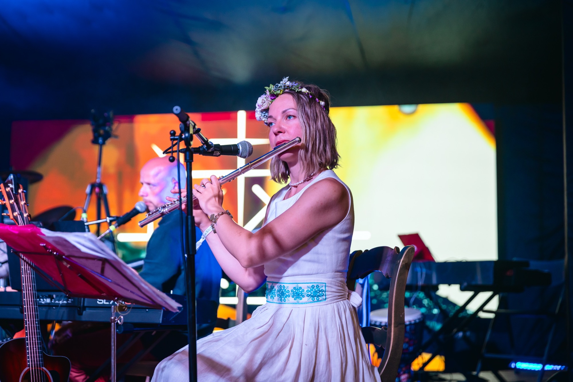 Alise Klimanska spēlē flautu BŪTĪBA festivāla koncertā, piepildot skatuvi ar melodisku un dzīvu skanējumu.
