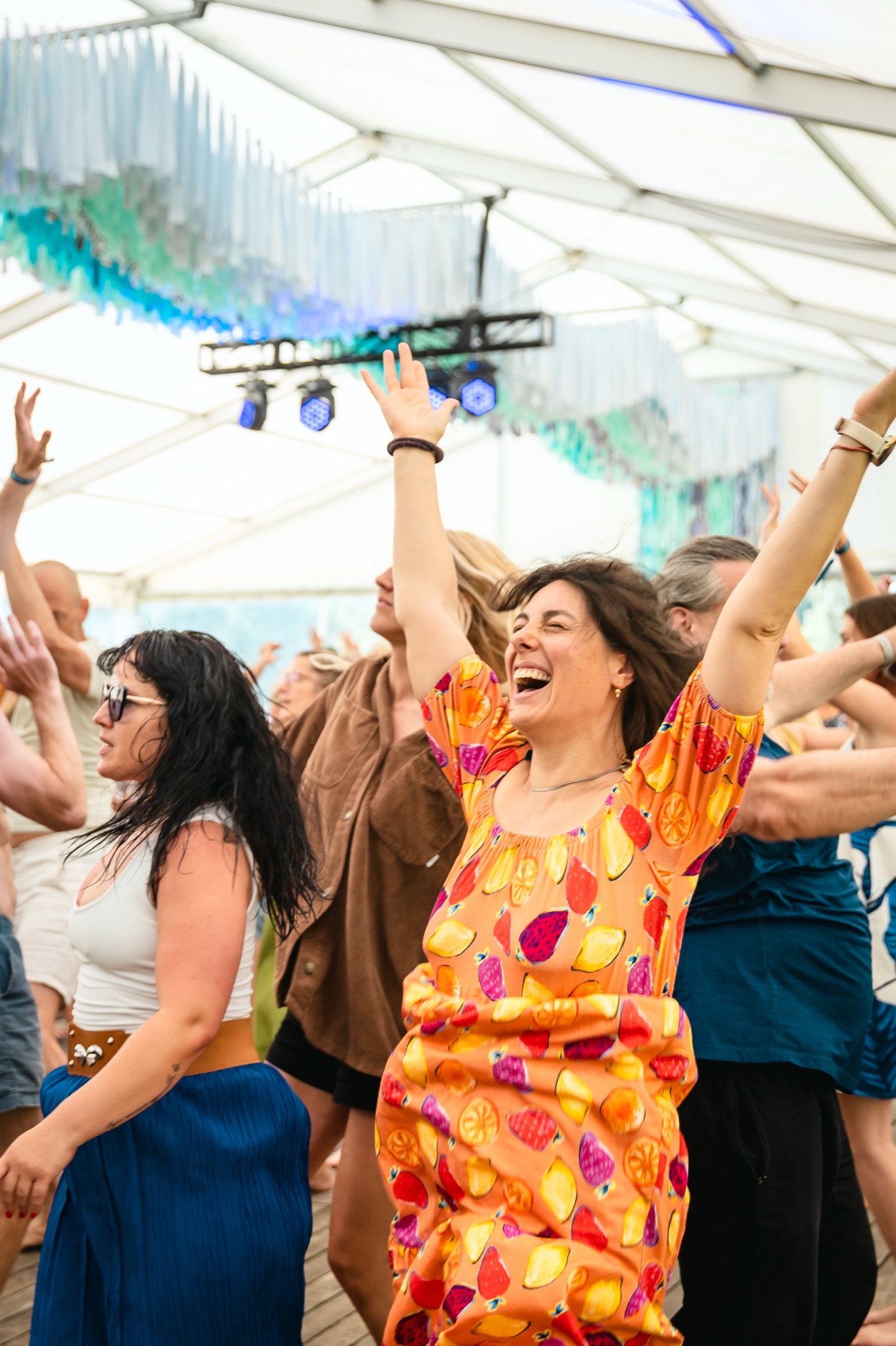 Sievietes ar prieku dejo Pulsations nodarbībā BŪTĪBA festivālā 2026, izbaudot kustību brīvību un kopības enerģiju.