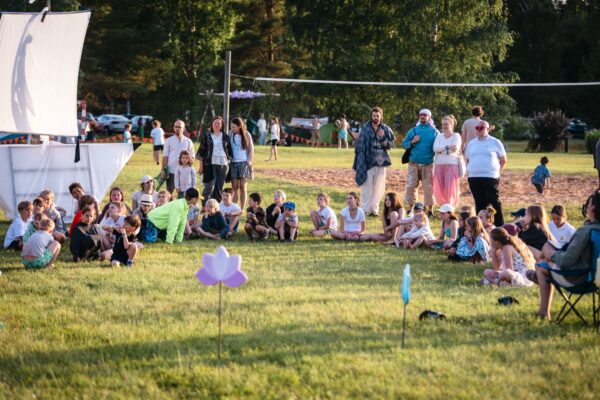 Bērni un ģimenes pulcējas kopīgā aktivitātē BŪTĪBA festivālā 2026, svinot vasaras saulgriežus un Jāņus Latvijā. Ģimenēm draudzīgs festivāls dabā.