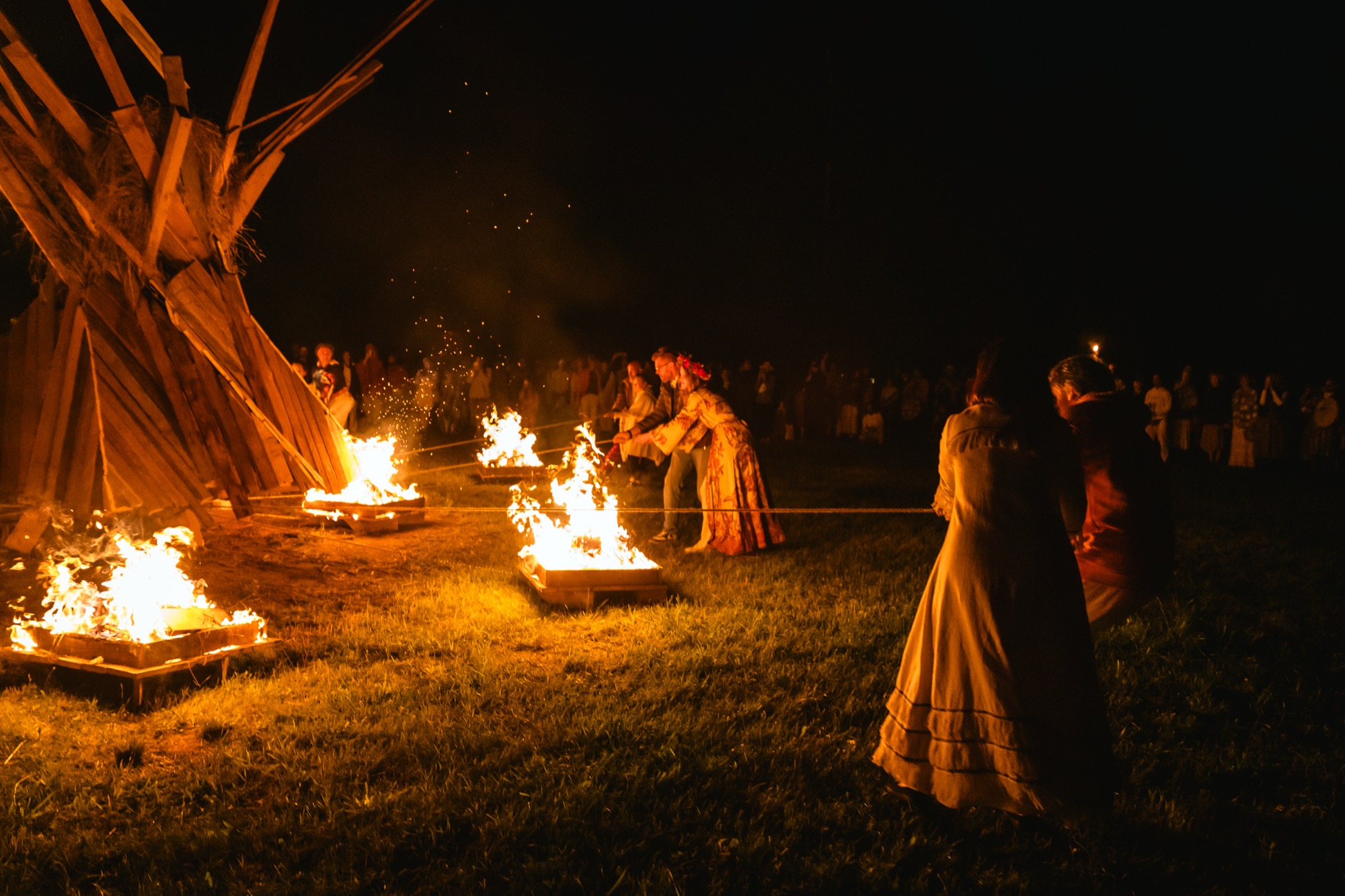 uguns skulptūras iedeģšanas rituāls jāņu naktī festivālā Būtība