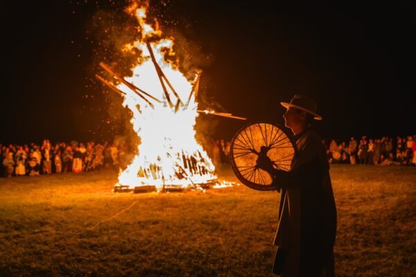 Līgo nakts ugunskurs BŪTĪBA festivālā 2026 — vasaras saulgriežu svinības Latvijā ar uguns rituāliem, tradīcijām un kopā būšanu līdz rītausmai.