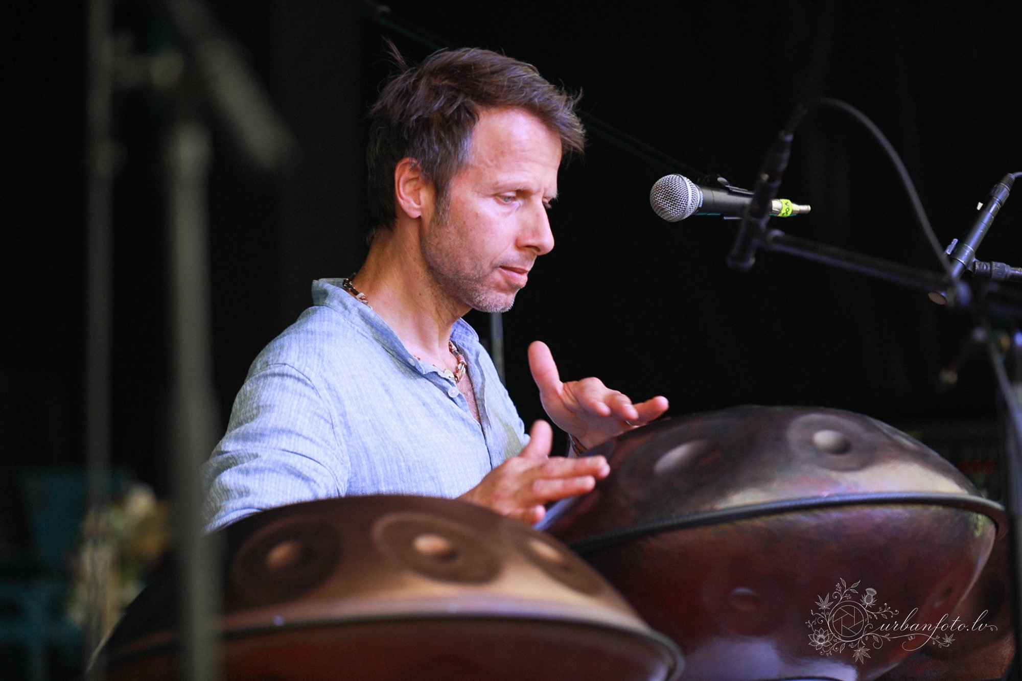 Alwin Stein performing on Butiba stage on hangs