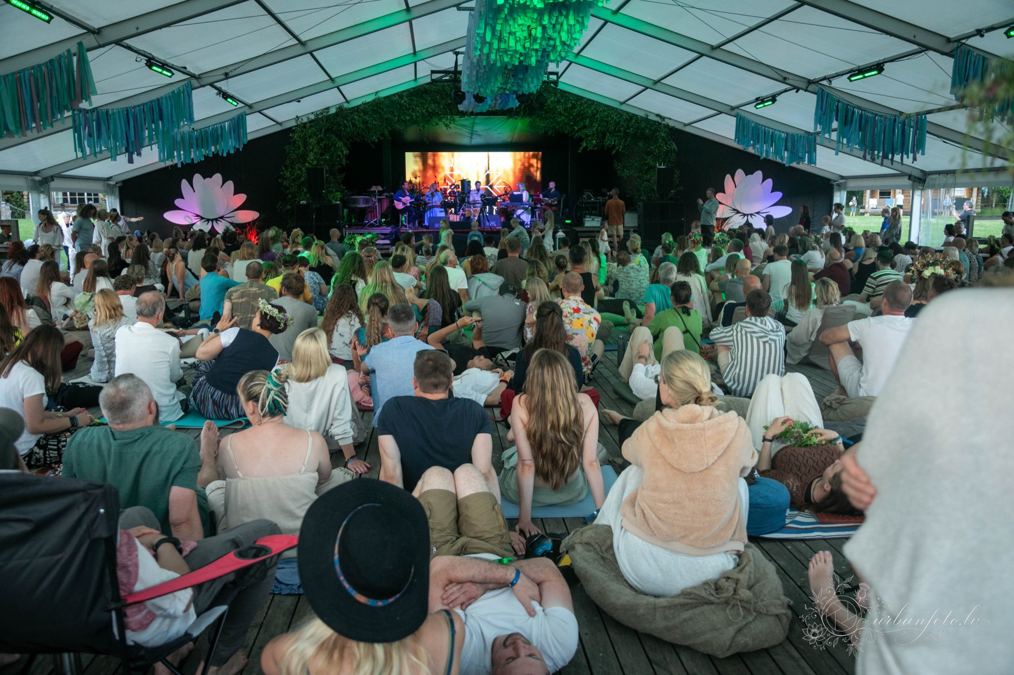 skats uz Būtība festivāla skatuvi Rāmi Riti koncerta laikā