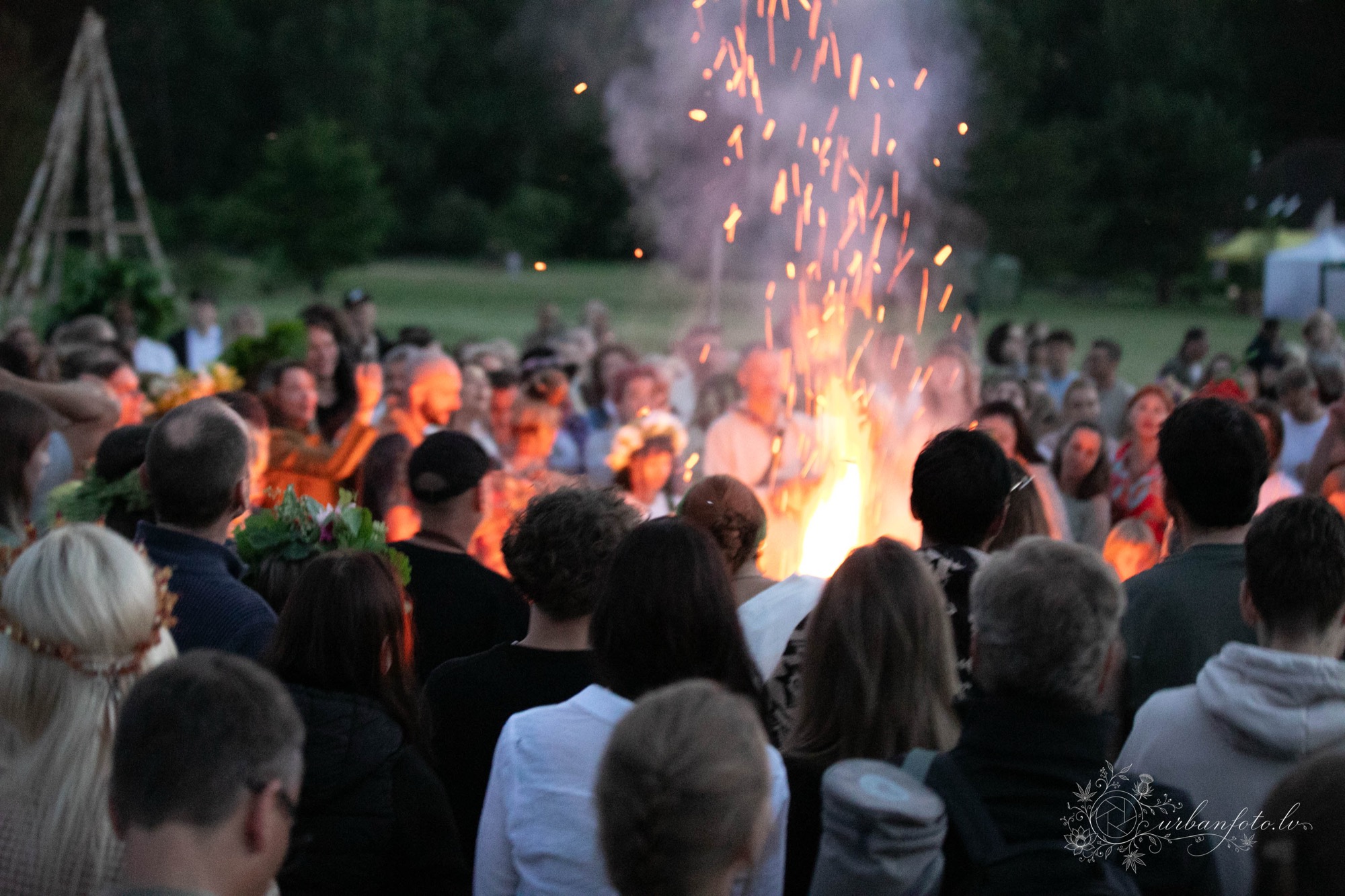 Festival-goers gathered around a bonfire at BŪTĪBA Festival 2026, celebrating together outdoors