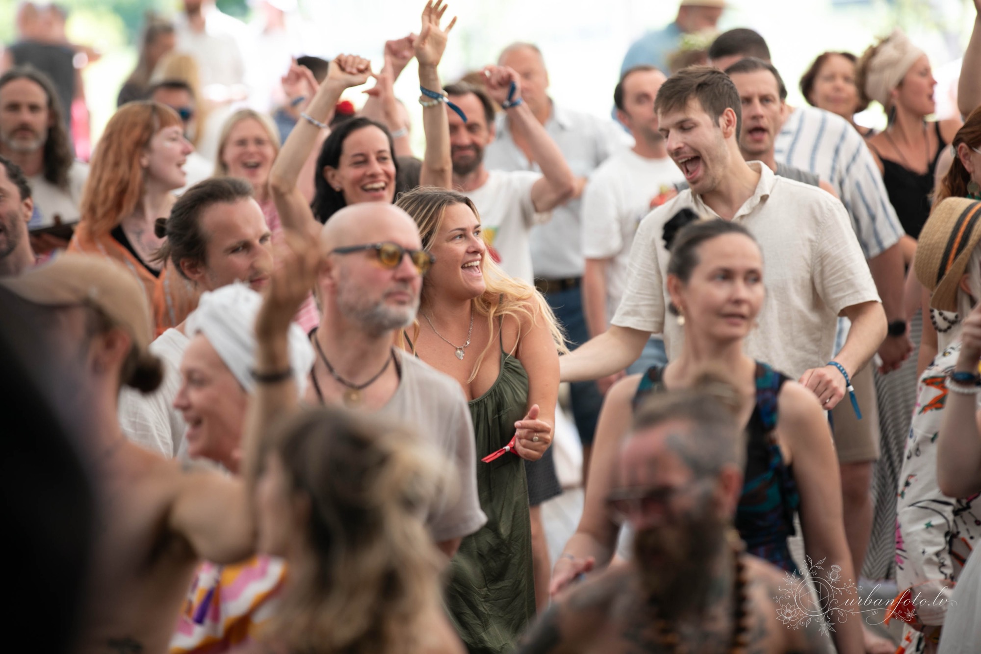 Būtība festivāla apmeklētāji kopīgi dejo un svin vasaras saulgriežus.`